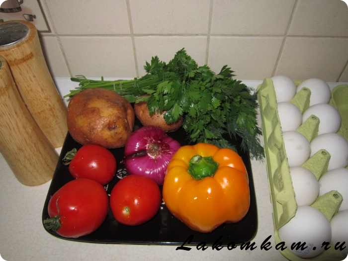 Яркая яичница с картофелем и овощами