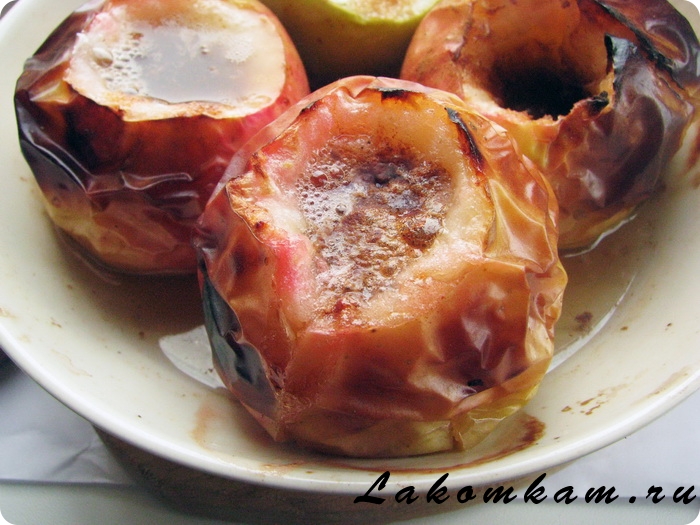 Печеные яблоки под сливочно-карамельным соусом