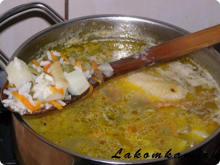 Суп со спаржевой консервированной фасолью и рисом