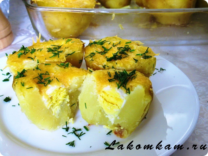 Картофель с перепелиными яйцами и сыром