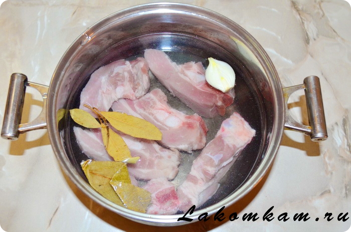 Борщ на свиных ребрах с консервированной фасолью в томате