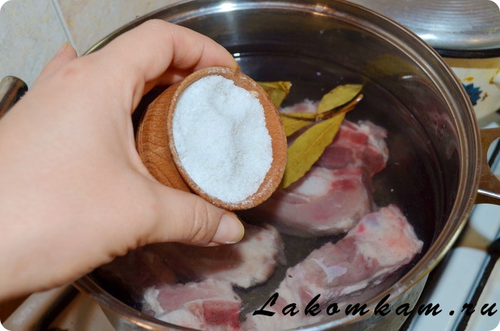 Борщ на свиных ребрах с консервированной фасолью в томате