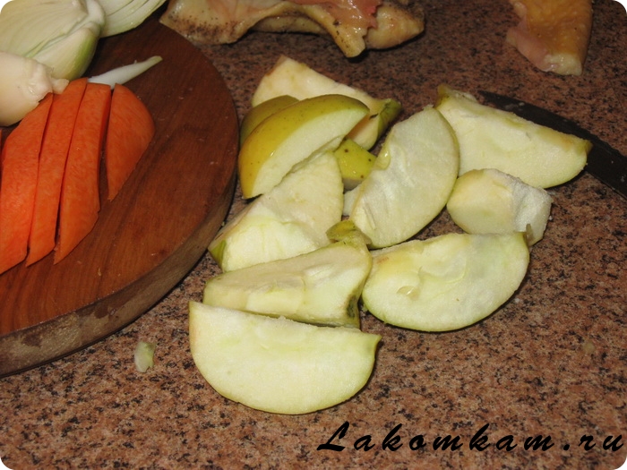 Курица запеченная с пряностями, луком и яблоками