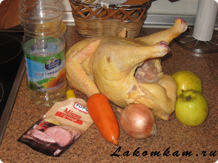 Курица запеченная с пряностями, луком и яблоками