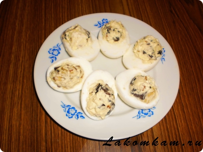 Яйца фаршированные грибами с луком