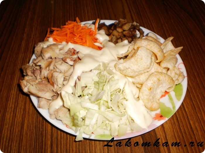 Салат с копченой курицей и чипсами