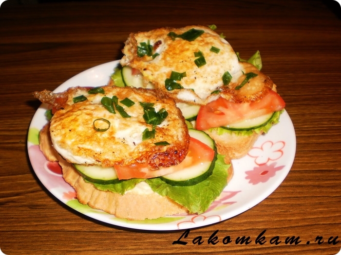 Бутерброд с жареным яйцом, огурцом и помидором