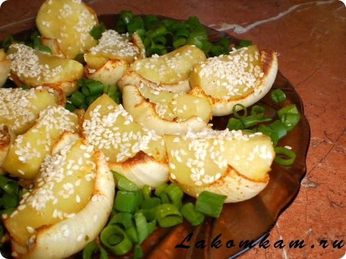 Картофель с кунжутом в пряной луковой колыбели