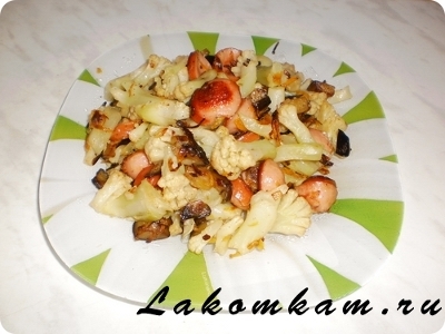 Блюдо из овощей "Цветная капуста тушеная с баклажанами и сосисками"